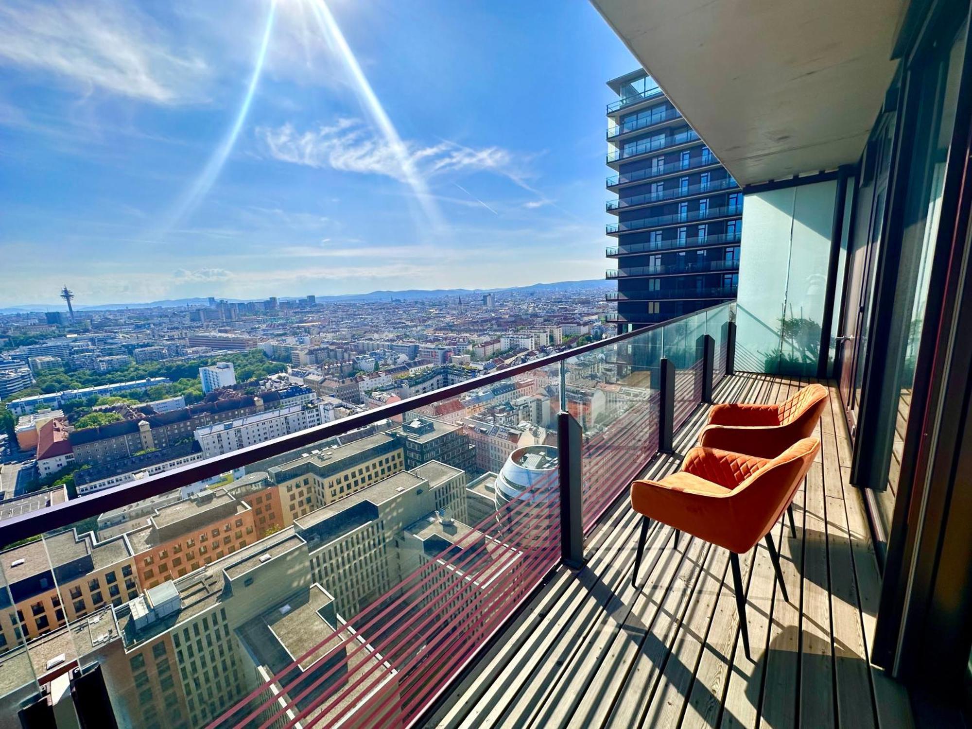 Luxury Penthouse I Rooftop Pool I Self Check-in Apartment